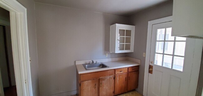 Building Photo - 1 Bedroom 1 Bathroom Duplex!