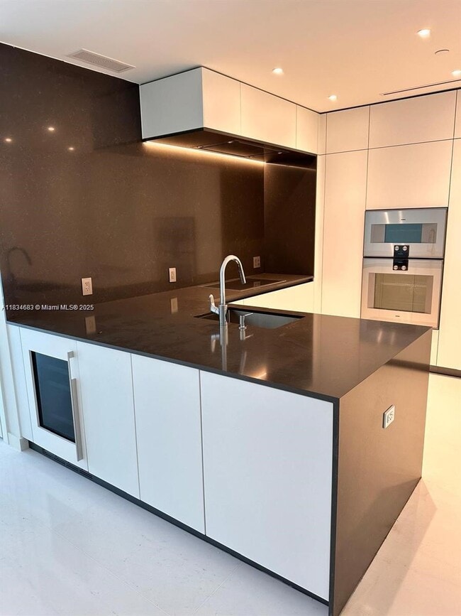Building Photo - 300 Biscayne Blvd Way