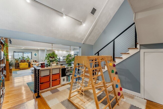 Building Photo - 890 Winthrop Ave