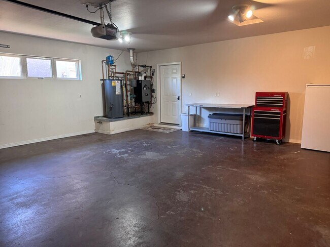 Building Photo - Stylish One-Story FULLY FURNISHED 3Bed, 2B...