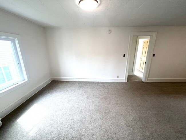 Building Photo - 3 Bedroom, 1 Bathroom Single-Family Home!