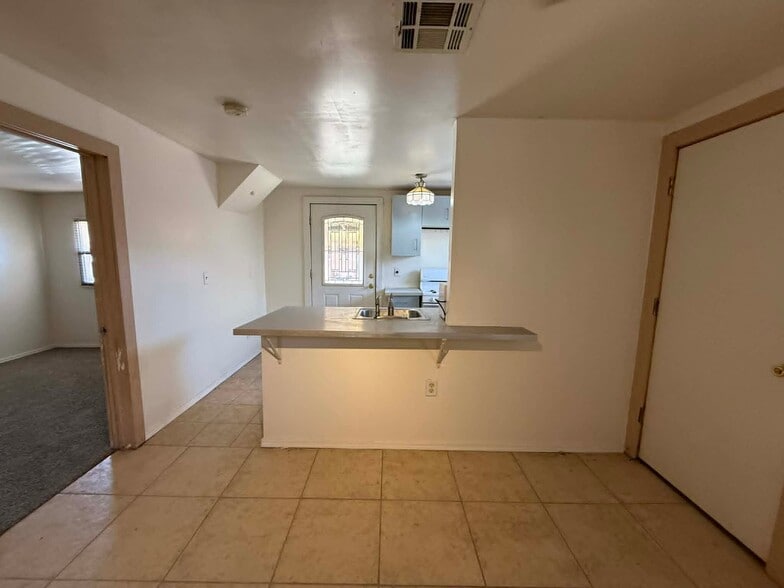 Building Photo - 1137 E Adelaide Dr