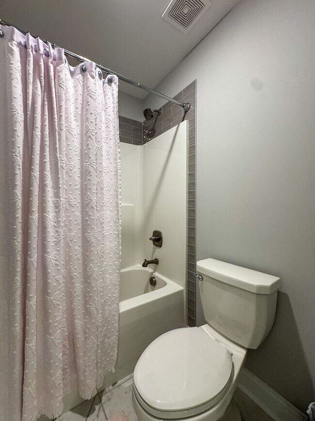 Building Photo - Spacious 4 Bed 3 Bed Home in Pine Forest School District