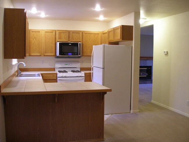 Building Photo - Relax in this Beautiful 3 Bedroom 2.5 Bath...