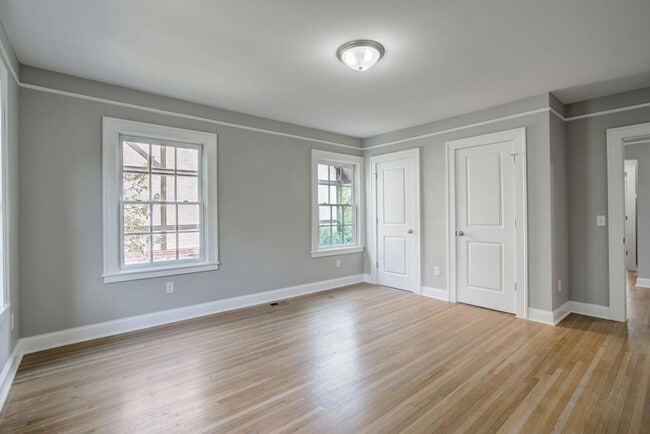 Building Photo - 2056 Summit Ave