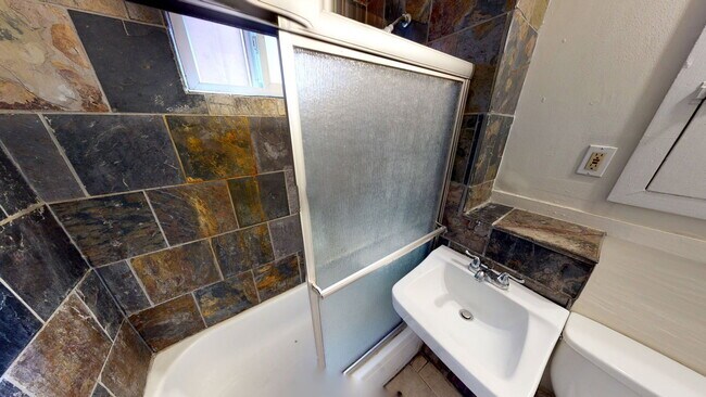 Building Photo - 2431 Vine St