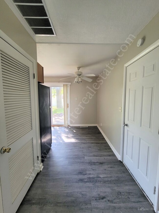 Building Photo - Three Bedroom Brick Ranch for Rent