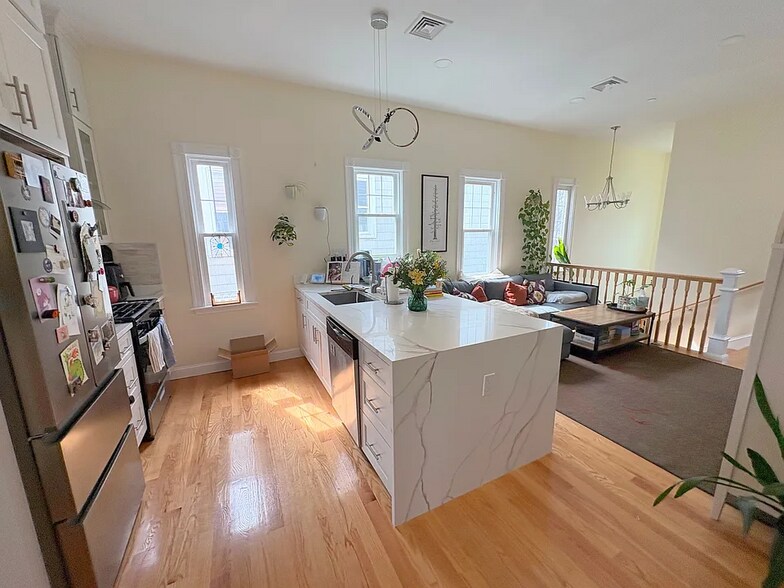 Building Photo - 32 Putnam Ave