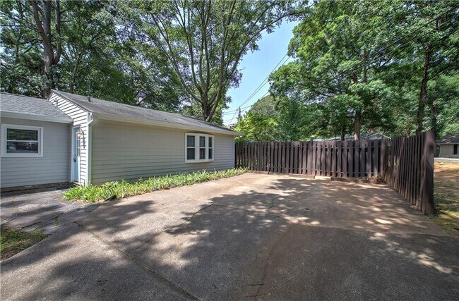 Building Photo - 447 Floyd St SE