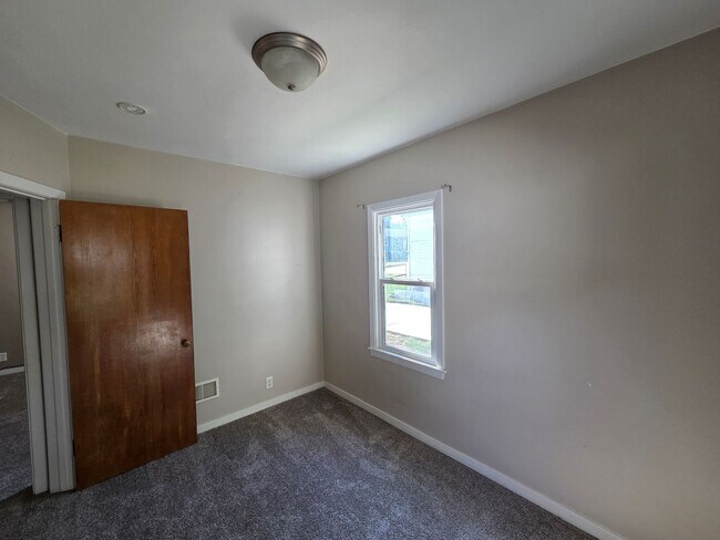 Building Photo - 3 Bedroom Cedar Falls House