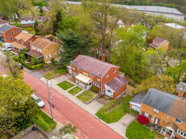 Building Photo - AVAILABLE JUNE 1ST! Fully UPDATED 3-bedroom townhouse in Overbrook!