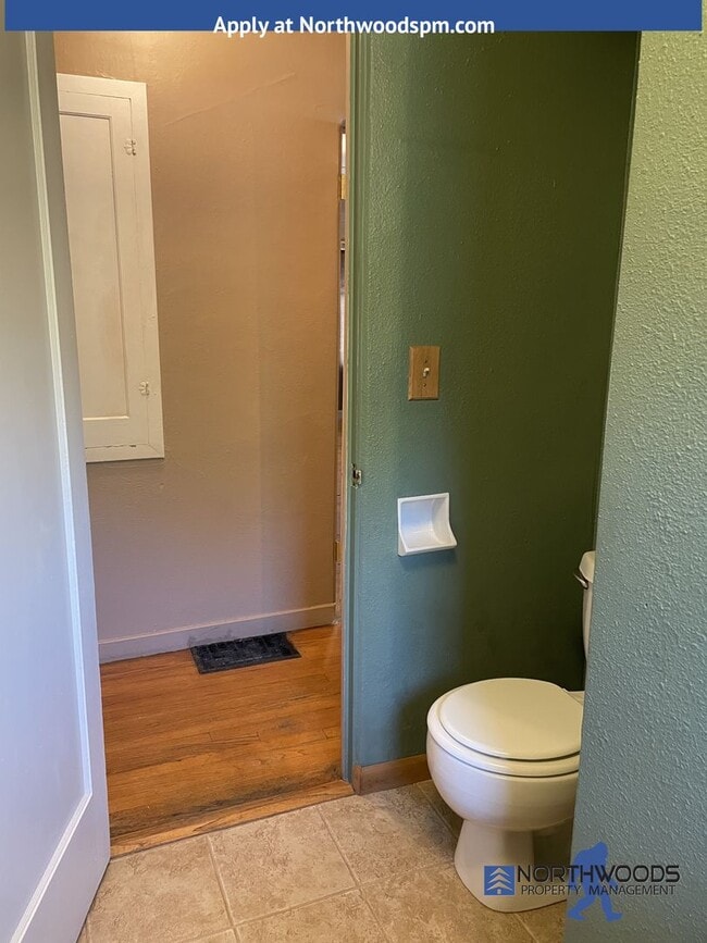Building Photo - Great 2 Bedroom 1 Bath Cottage Style Home ...