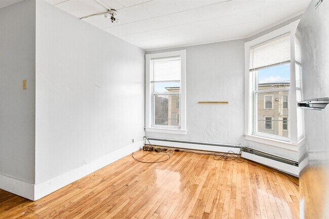 Building Photo - 4 Elm St