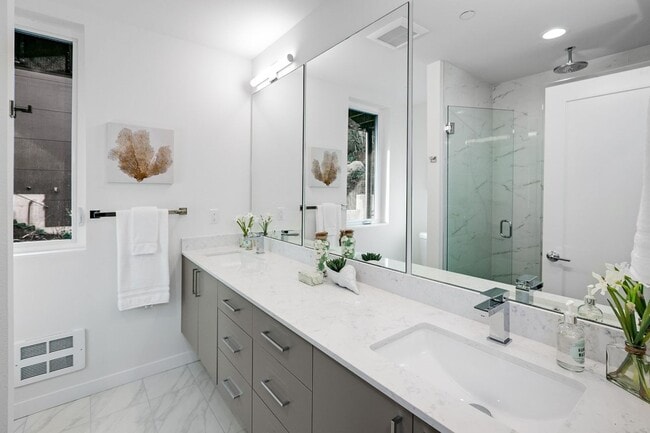 Building Photo - 2Bd/2Ba Seattle Townhouse