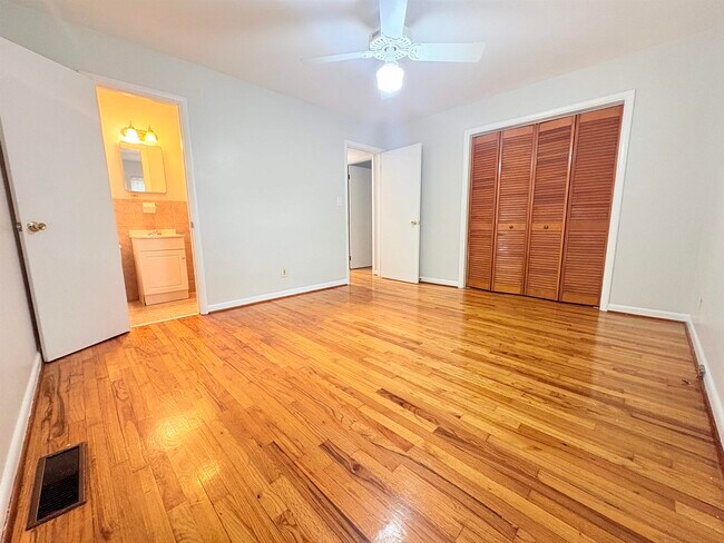 Building Photo - 1504 Sunset Ln