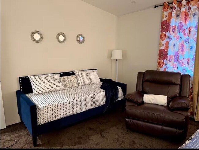 Building Photo - Best Deal in Town - Fully furnished 3 BD 2 BA Home