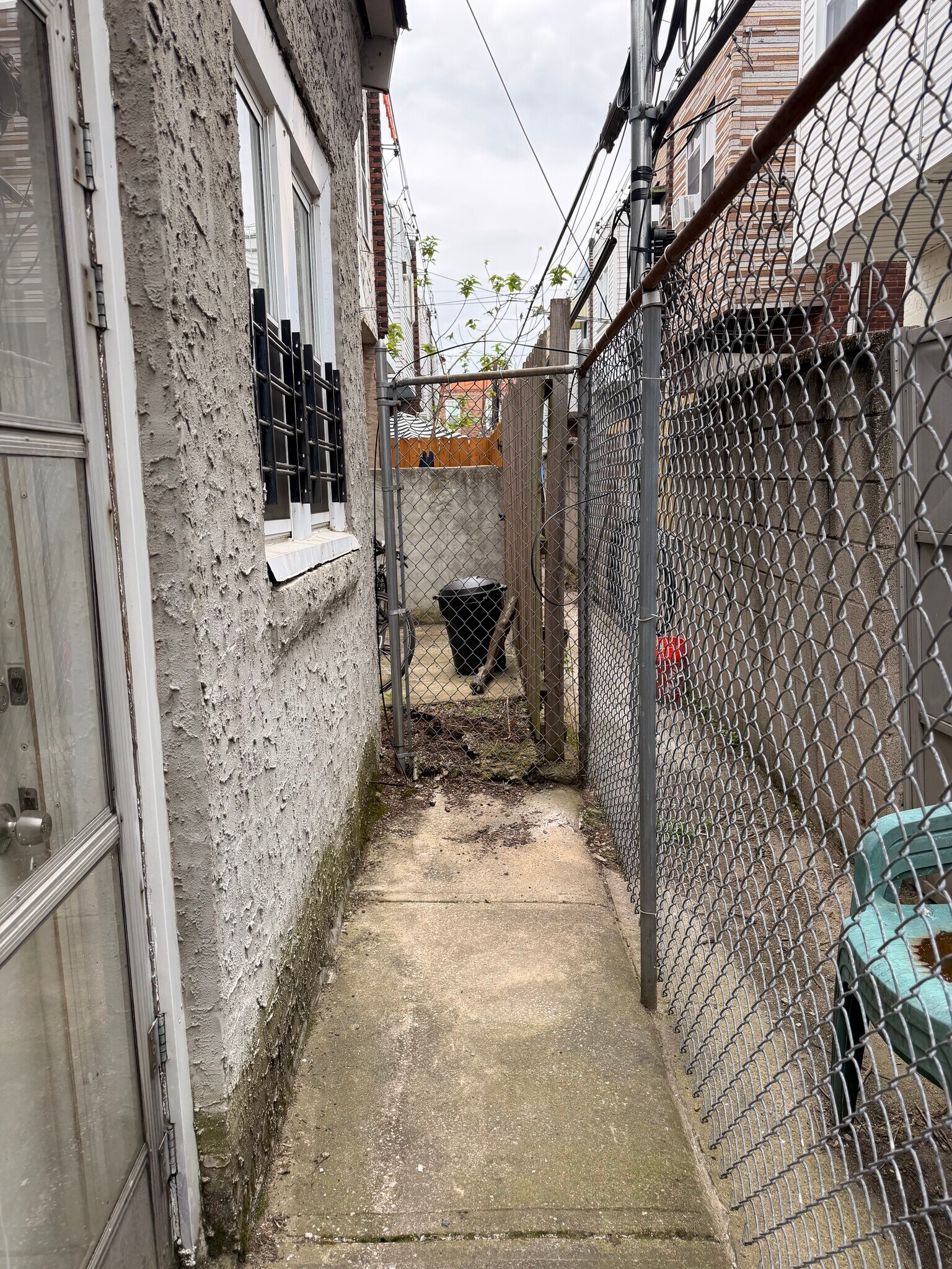 Building Photo - 2049 Snyder Ave