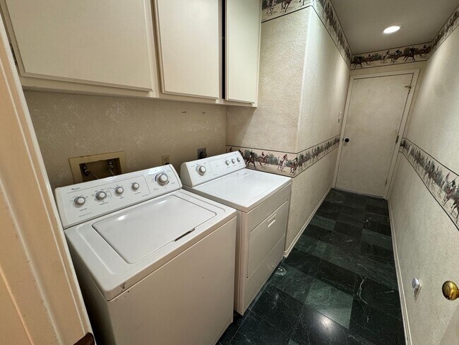 Building Photo - 2 Bedroom - 2 Bathroom single level