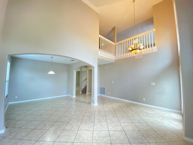 Building Photo - Spacious 4/3 Single Family Home!!