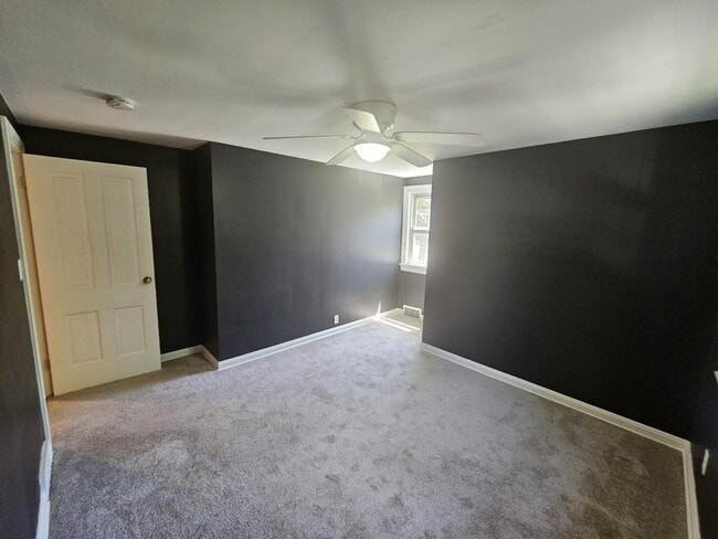 Building Photo - Spacious 5-Bedroom 2.5 Bath Home