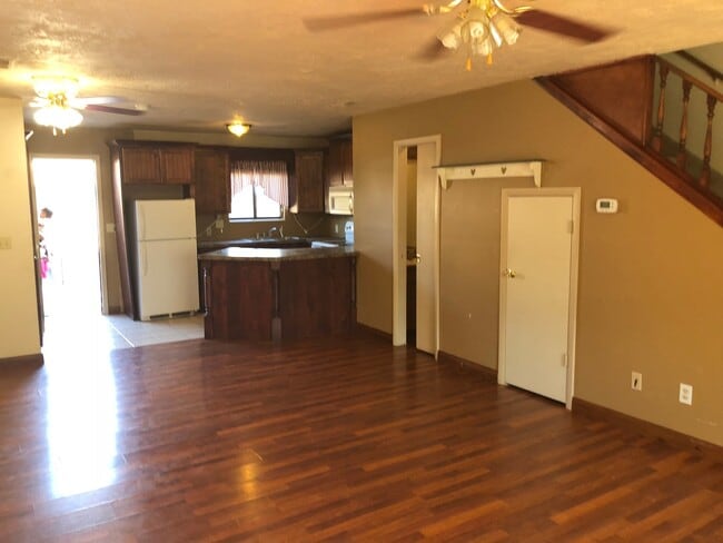 Building Photo - 2 Bedroom 1.5  bath townhome with communit...