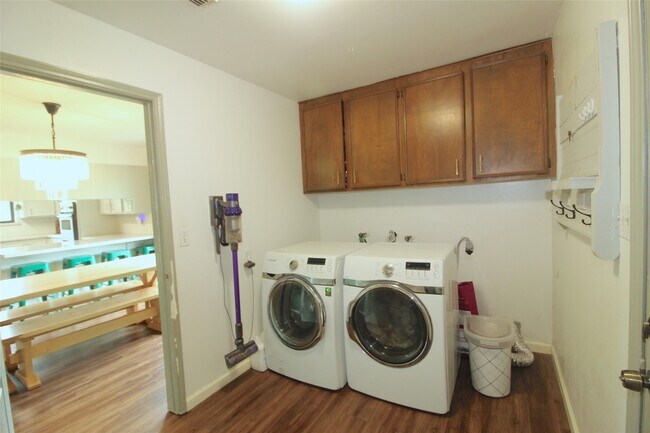 Building Photo - 1803 Oaklawn St