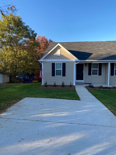 Building Photo - 1813 Alyssum Pl