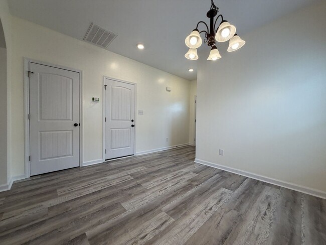 Building Photo - 302 E Franck St