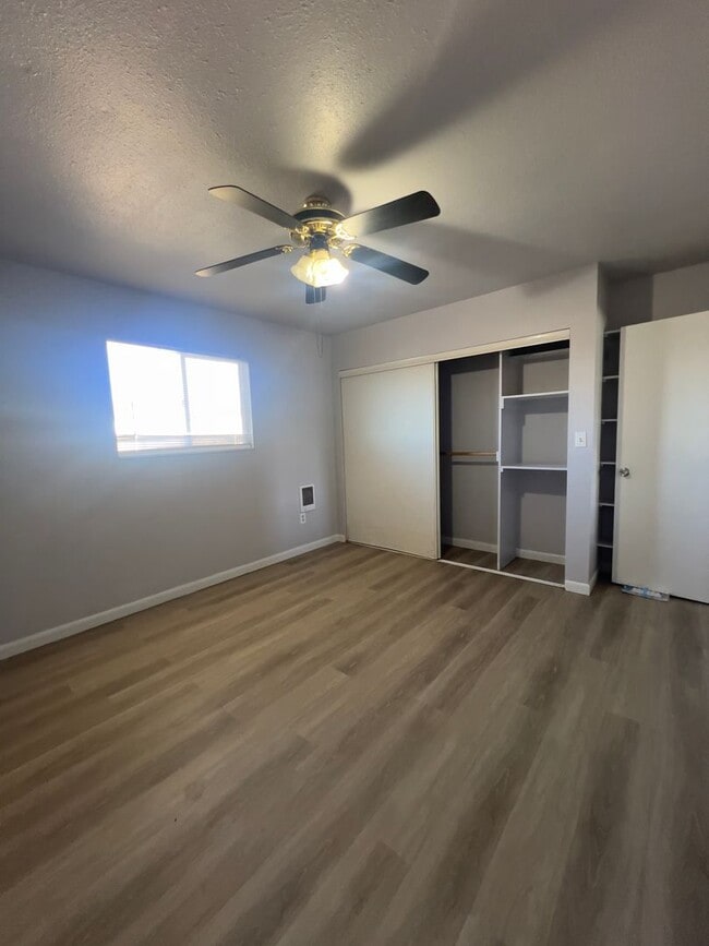 Building Photo - 4 bedroom 1 Bath w/ fenced yard