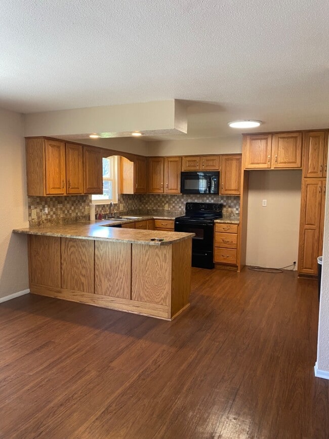 Building Photo - 1002 Glenn Dr