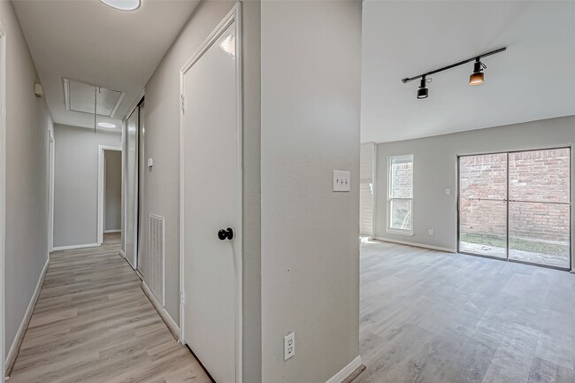 Building Photo - 12802 Sunset Dune Dr