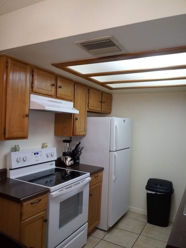 Building Photo - Fully Furnished Condo in Oak Creek Village