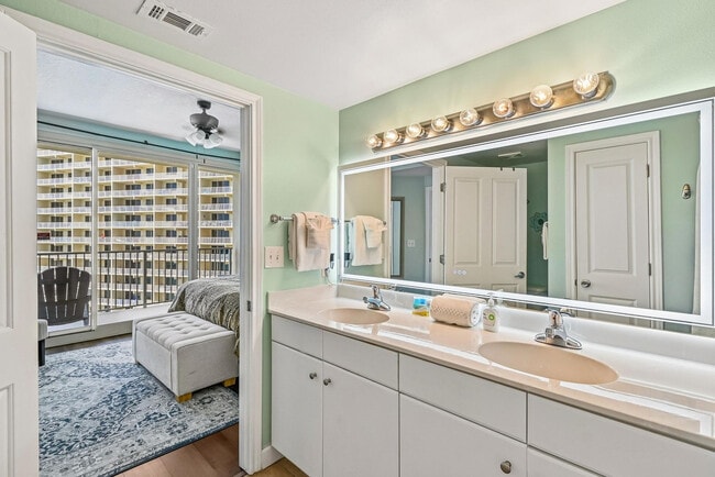 Building Photo - 9900 S Thomas Dr