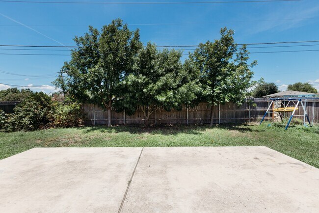 Building Photo - **1 Story 3 Bedroom 2 Bath Home in Hutto, TX