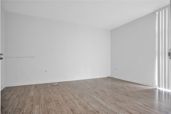 Building Photo - 3701 N Country Club Dr