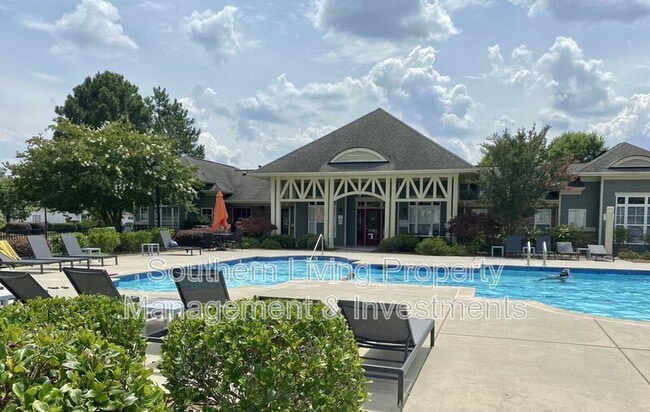 Building Photo - 2601 Silverthorn Dr