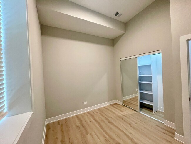 Building Photo - 2158 W 18th St