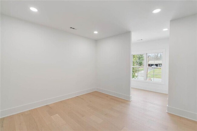 Building Photo - 312 Meadow Dr