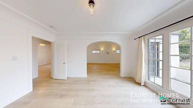 Building Photo - 2032 W 80th St