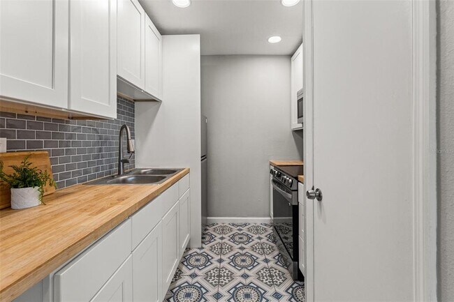 Building Photo - 209 Sea Horse Dr SE