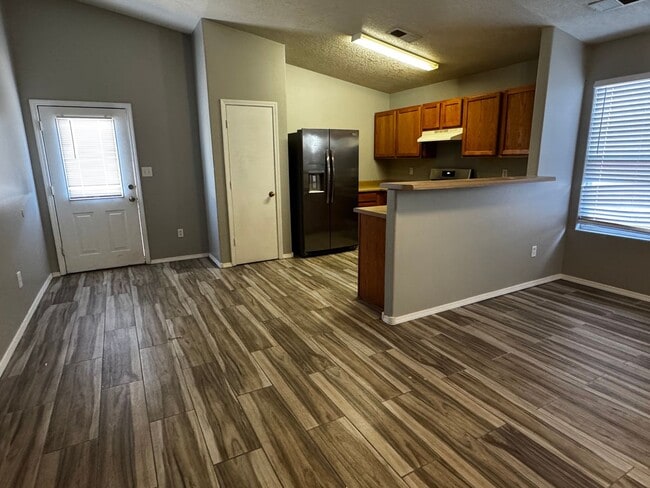 Building Photo - 3 Bedroom 2 Bath Home