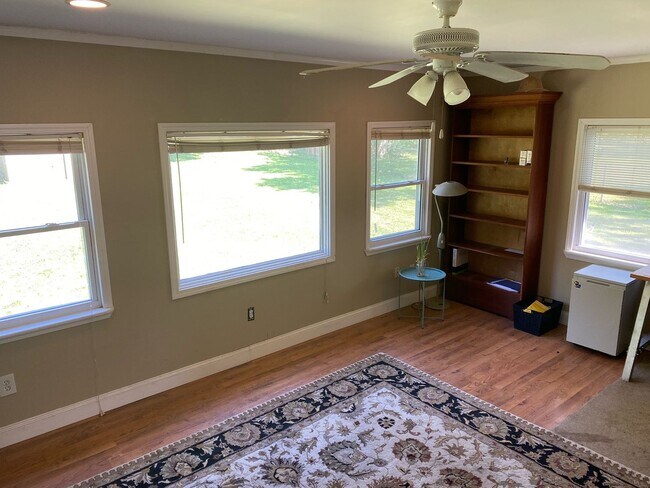 Building Photo - 2 Bedroom Home Quick access to KU MED