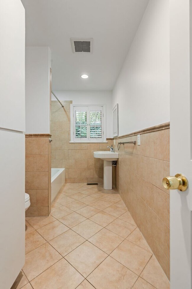 Building Photo - Heart of Chapel Hill! Roosevelt is ready for you!  4 bedrooms/3 bathrooms