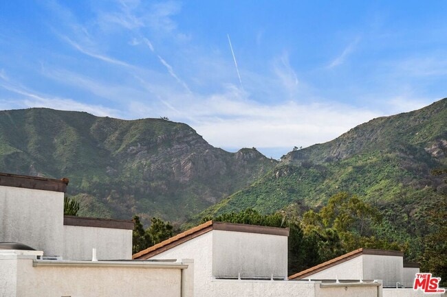Building Photo - 1550 Palisades Dr
