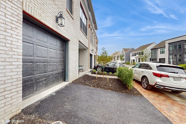 Building Photo - 314 E Lake St