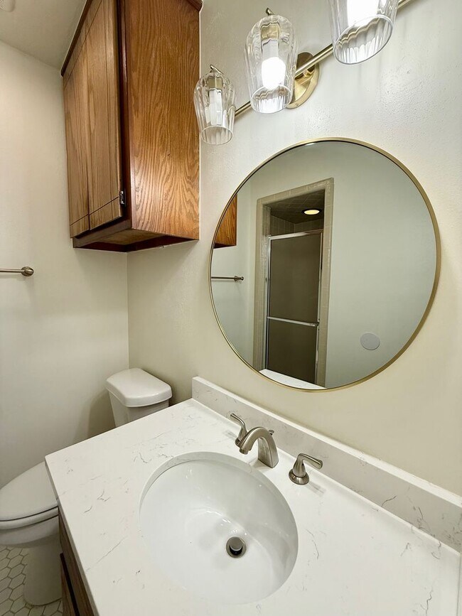 Building Photo - Super cute 2 bed 2 bath 2 car garage