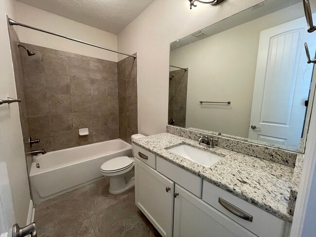 Building Photo - Large 3 Bed 3.5 Bath 2 Car Garage Townhous...