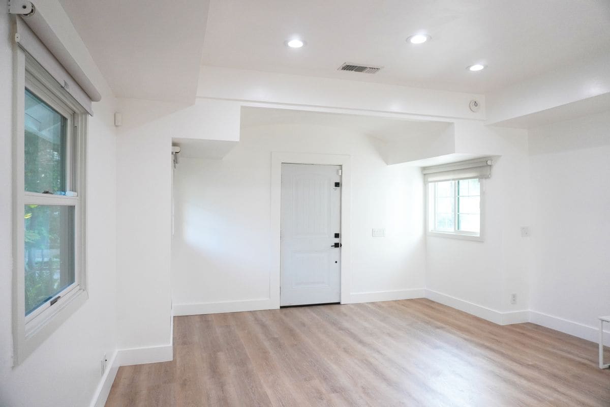 Building Photo - 1120 S Barrington Ave