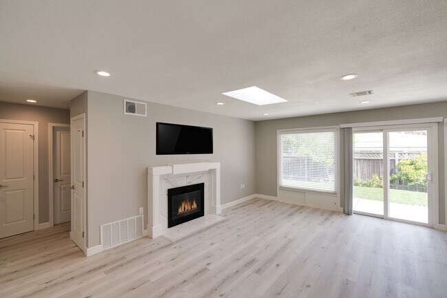 Building Photo - 405 S Fernwood Cir