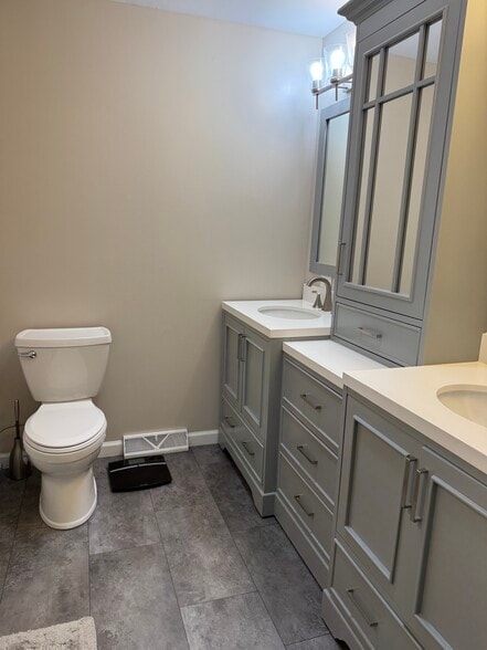Owners Suite, Bath - 1466 Lake Roger Dr